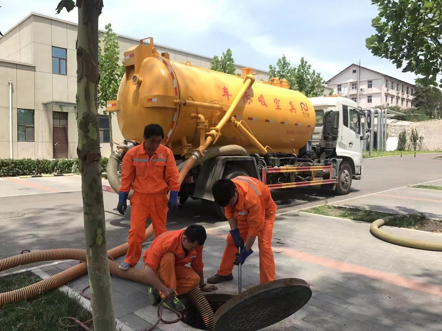 陇西管道疏通车停在窨井附近